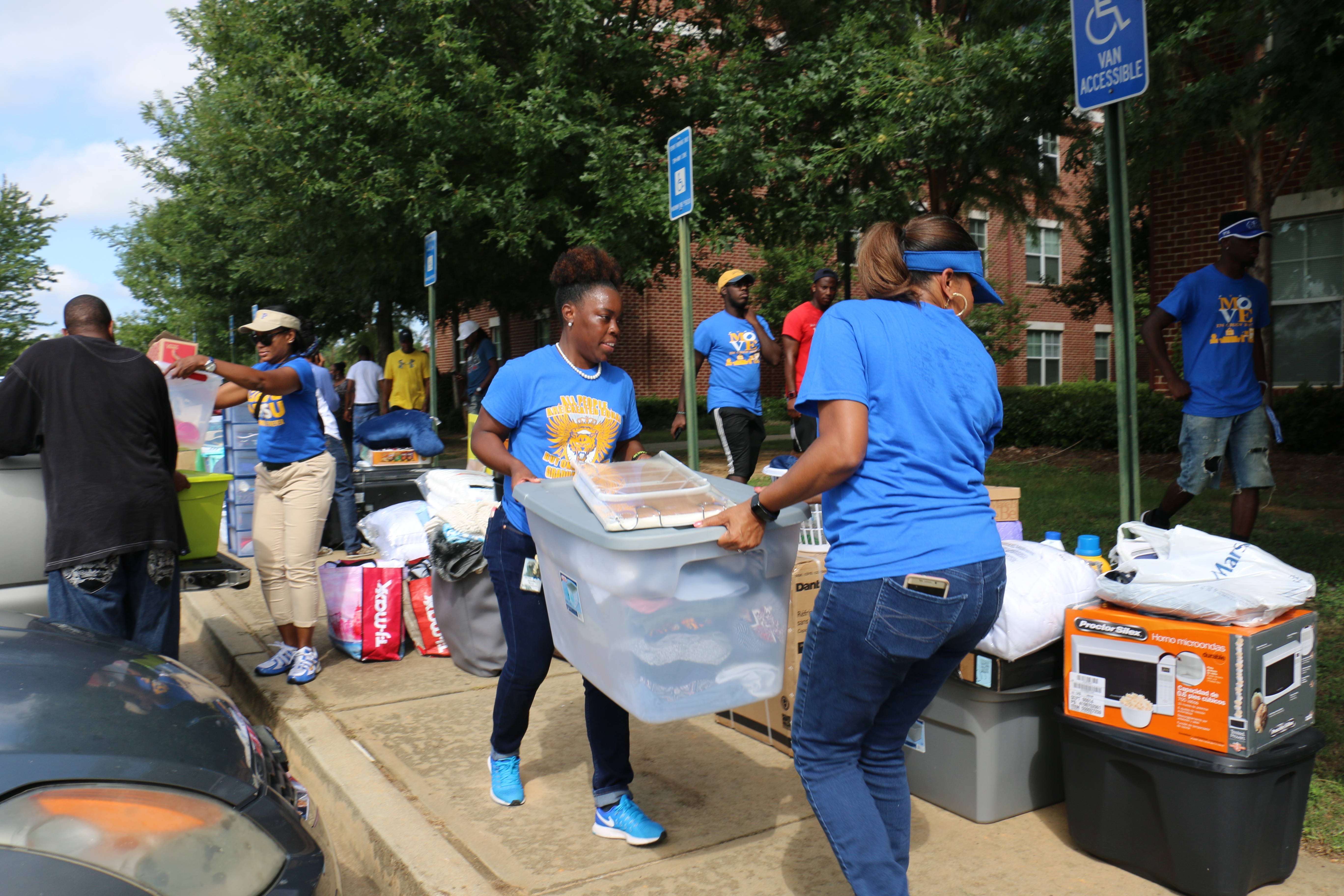 Students and parents at move-in day on FVSU campus